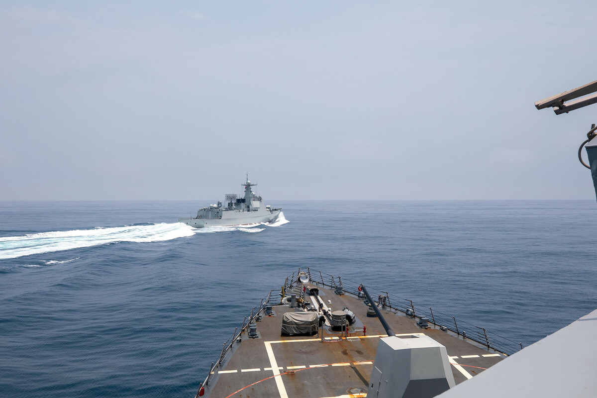 今年 6 月，美國海軍鍾雲號曾差點被中國解放軍蘇州號衝撞，兩艦最近距離僅 137 公尺。 圖：翻攝自美國海軍