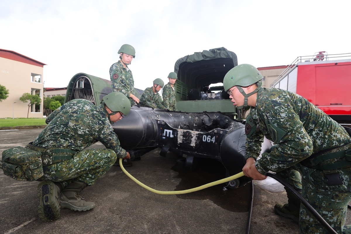 54工兵群官兵操作空壓機實施舟艇打氣，完備救災機具檢整。 圖：第四作戰區提供