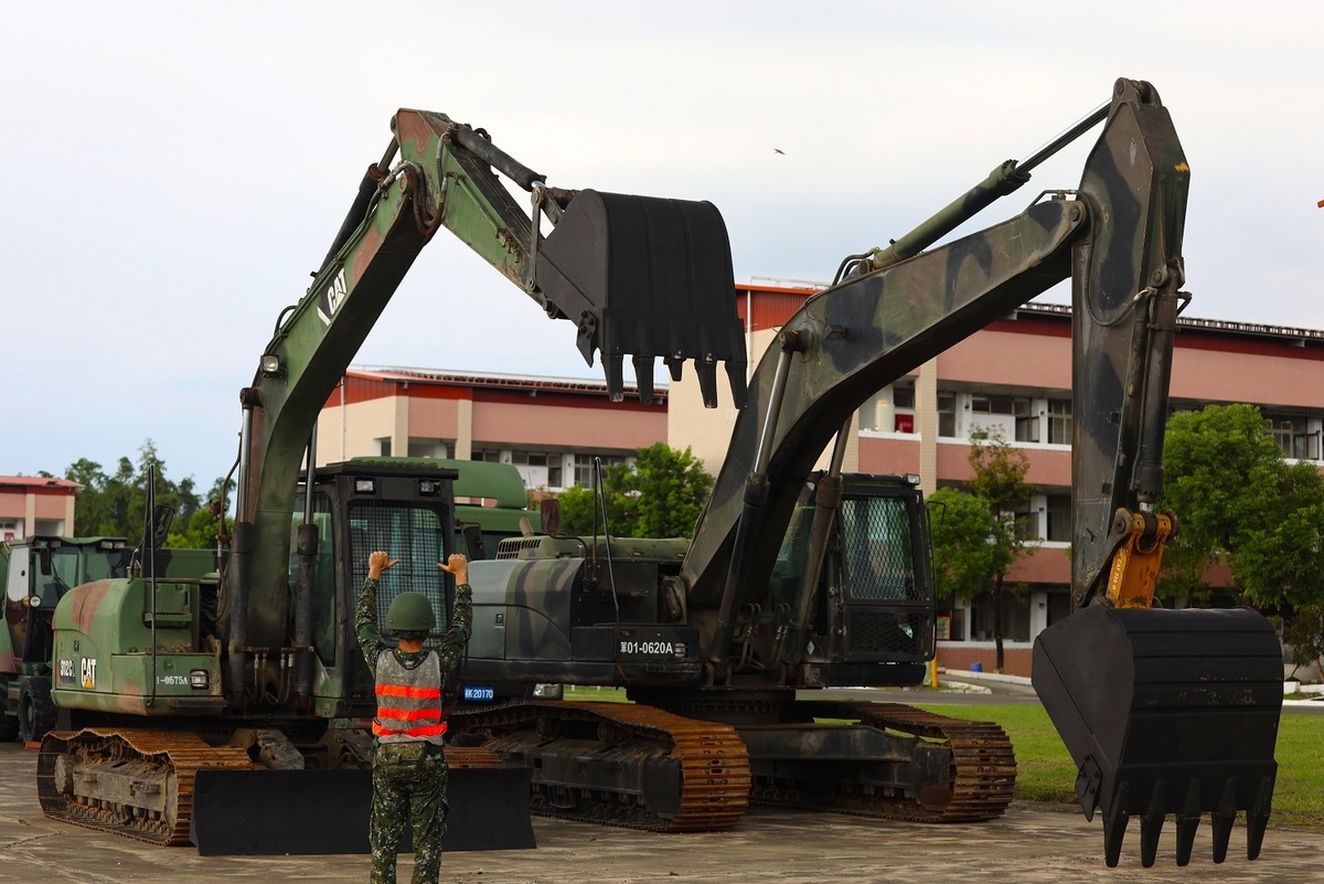 54工兵群針對大型救災機具「挖土機」實施動力測試，確保救災任務遂行。 圖：第四作戰區提供