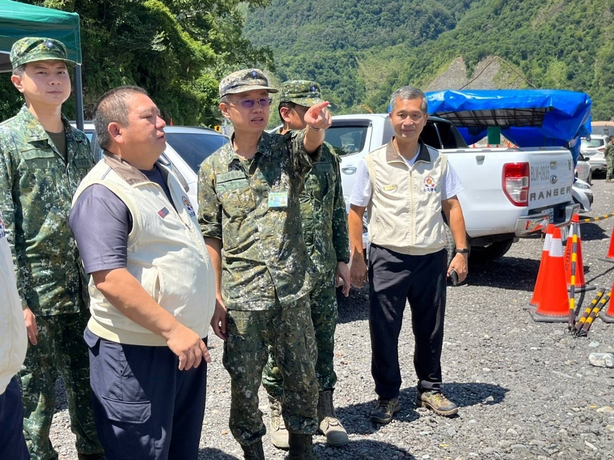 陸軍第四地區支援指揮部指揮官陳少將與桃源區後備軍人輔導中心主任伊然·伊斯里鍛，一同勘查災害潛勢區域。 圖：第四作戰區提供