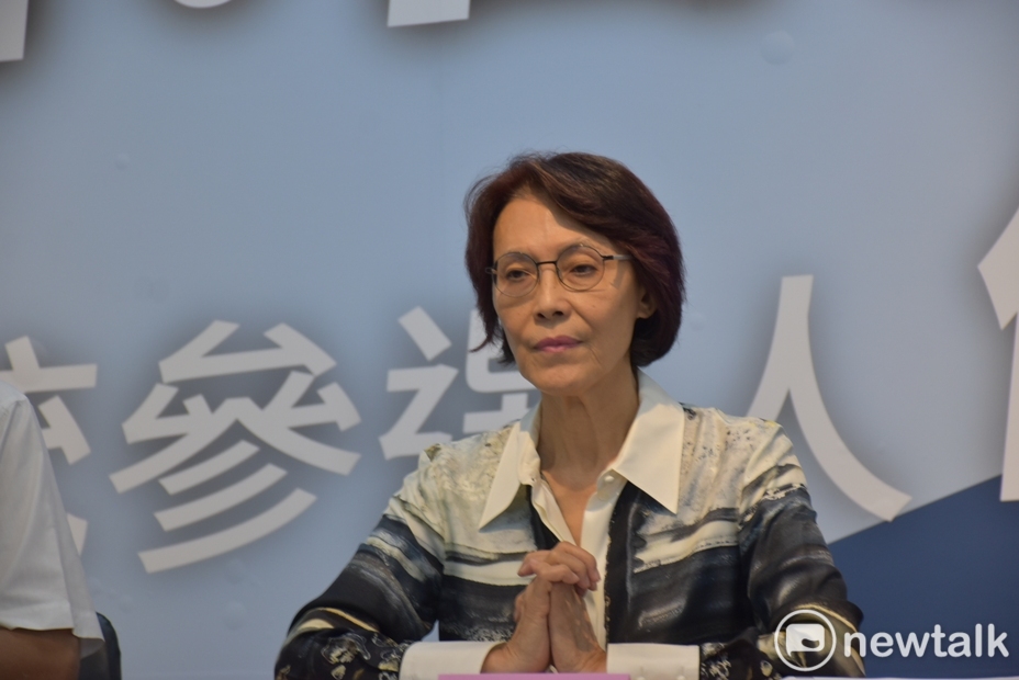 黃昭順批市府行政怠惰，並要求廠商下架看板。 圖：孫家銘攝