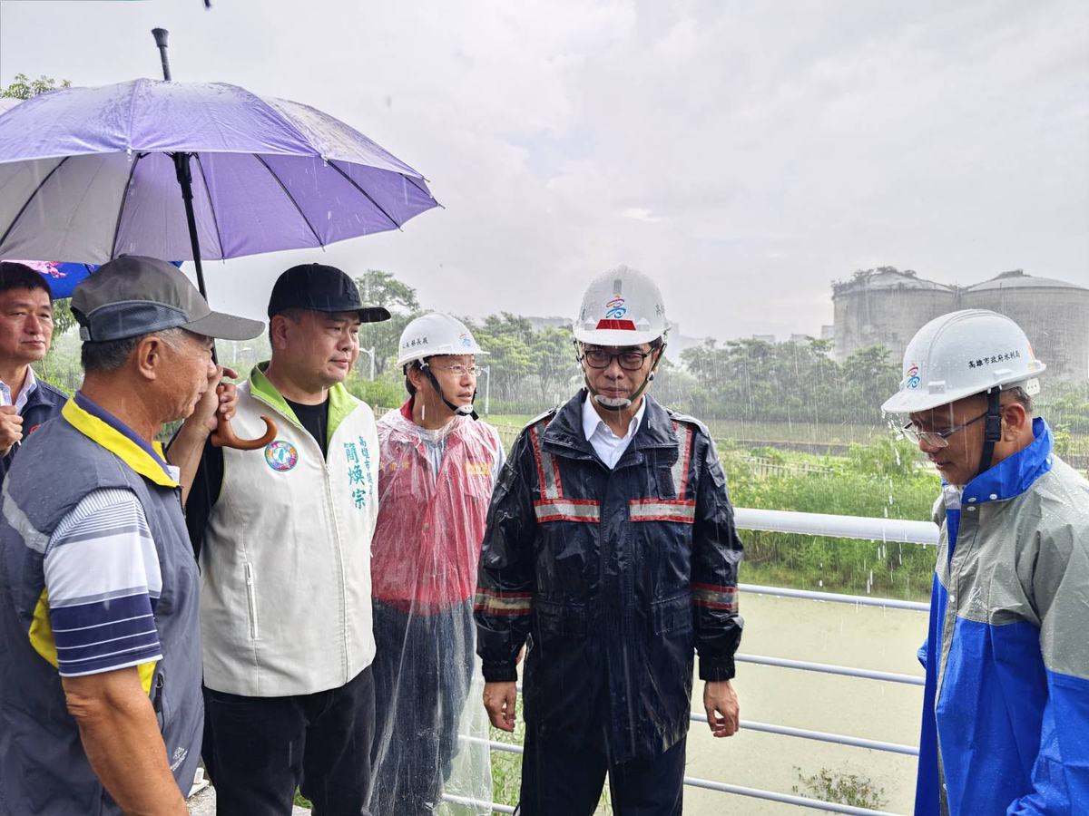 陳其邁(右二)於蘇拉颱風來襲前視察柴山防汛整備。 圖：高雄市水利局提供
