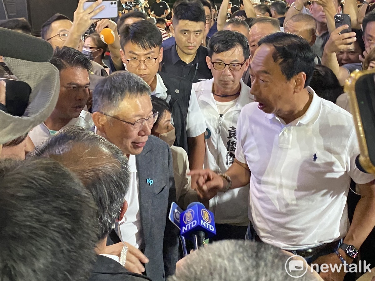 無黨籍總統參選人郭台銘日前與民眾黨總統參選人柯文哲出席同場活動。 圖：周煊惠 / 攝（資料照）