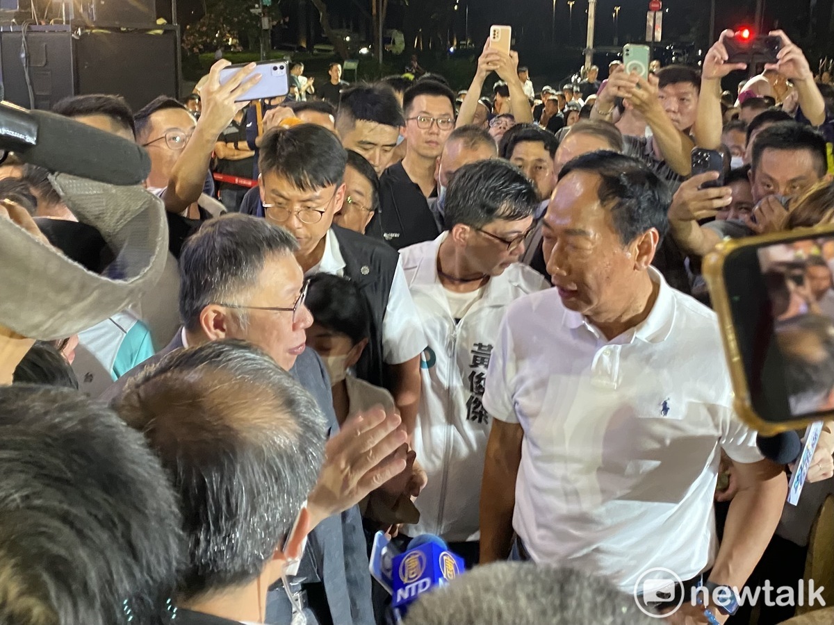 郭台銘（右）與柯文哲（左）29日同台，僅短暫寒暄20秒就收場，資深媒體人鍾年晃分析「2人都在演」，只是看誰的演技好。 圖：周煊惠 / 攝