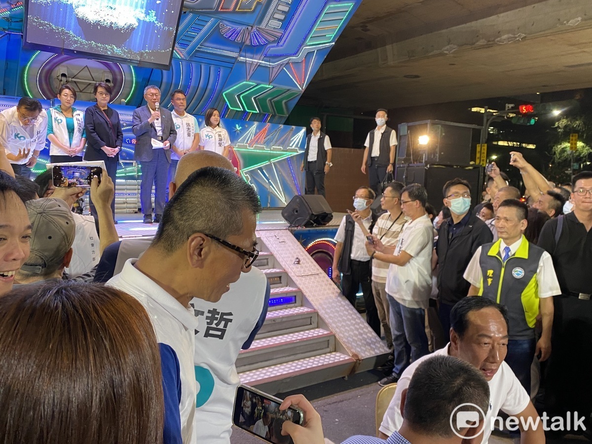 無黨籍總統參選人郭台銘日前與民眾黨總統參選人柯文哲出席同場活動。柯文哲致詞時，郭台銘背對著柯。 圖：周煊惠 / 攝（資料照）