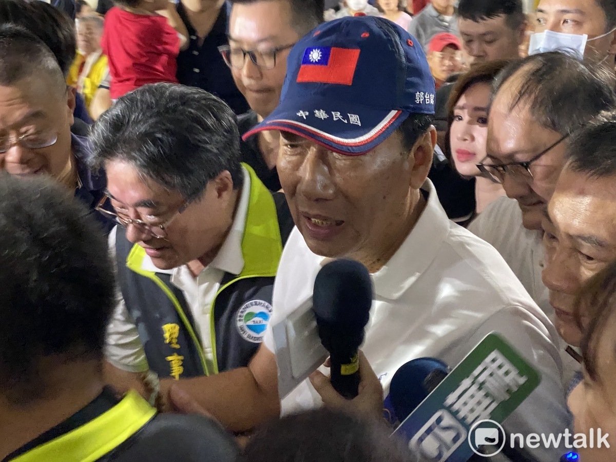 鴻海創辦人、無黨籍總統參選人郭台銘進場時被大批媒體、民眾簇擁。 圖：周煊惠/攝（資料照）