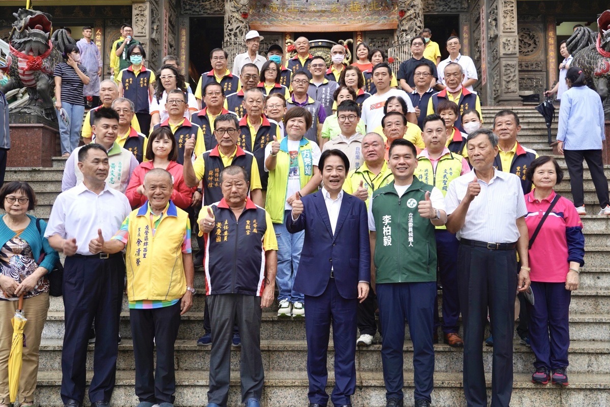 賴清德(前排左三)至左營元帝廟參拜並與廟務幹部及委員合影。 圖：李柏毅服務處提供