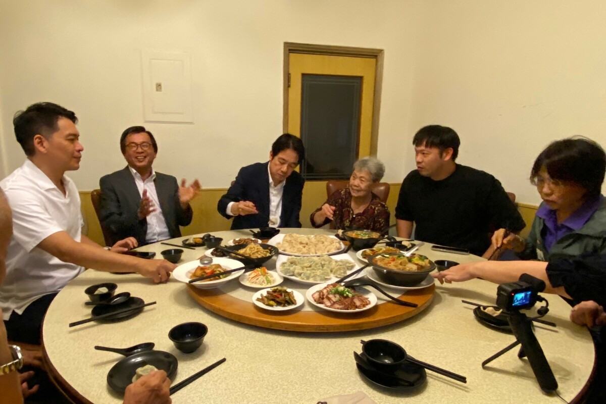 賴清德(左三)與李柏毅(左一)等人至果貿社區吳媽家餃子館用餐。 圖：李柏毅服務處提供
