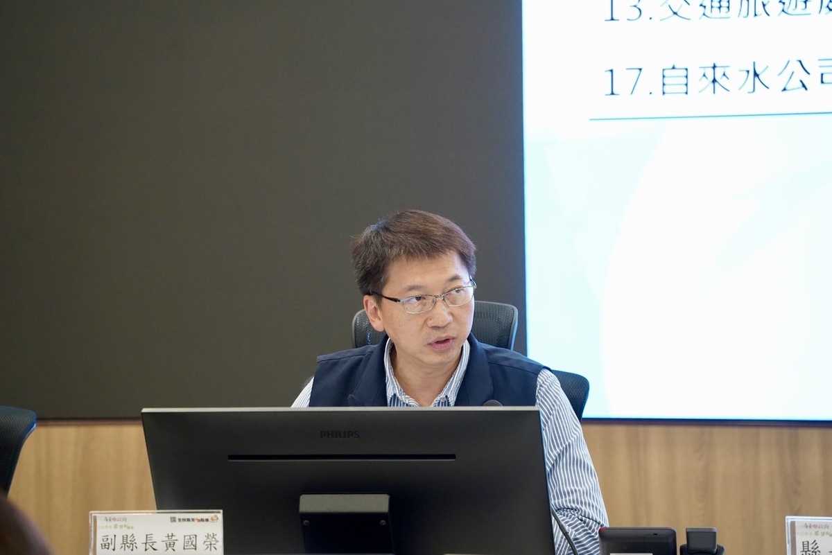 副縣長黃國榮代周春米主持屏東災害應變中心工作會報。 圖：屏東縣政府提供