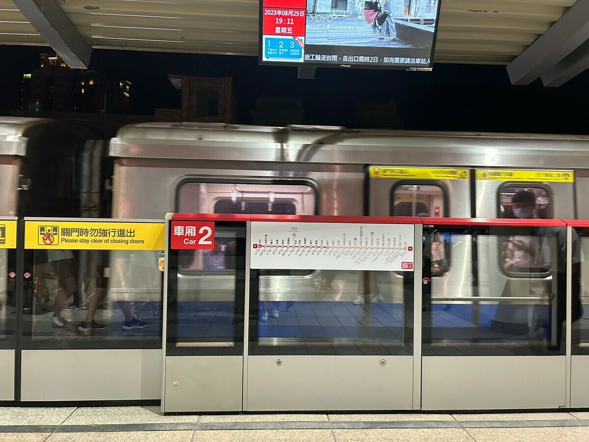 民眾反應，搭乘台北捷運淡水信義線時，傳出車門異常，整車乘客都被請下車，改搭下一班車。(示意圖） 圖：林岑韋／攝（資料照）