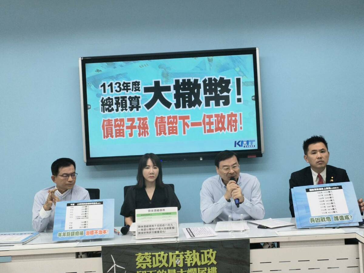 國民黨團總召曾銘宗（右二）在立法院國民黨團召開記者會期間，砲轟鴻海創辦人郭台銘。 圖：國民黨團/提供