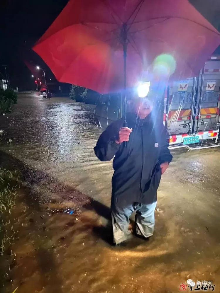 受強降雨影響，廣東梅州多處昨（29）日晚間爆發洪災，多處民宅慘遭洪水淹沒。 圖：翻攝自網易新聞