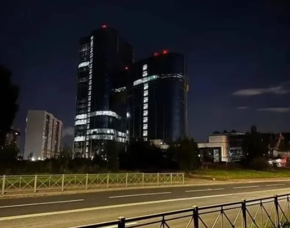 普里戈津墜機死後，瓦格納集團總部大樓秀出十字架燈光圖型，表達哀悼之意。 圖 : 翻攝自張學峰看空天