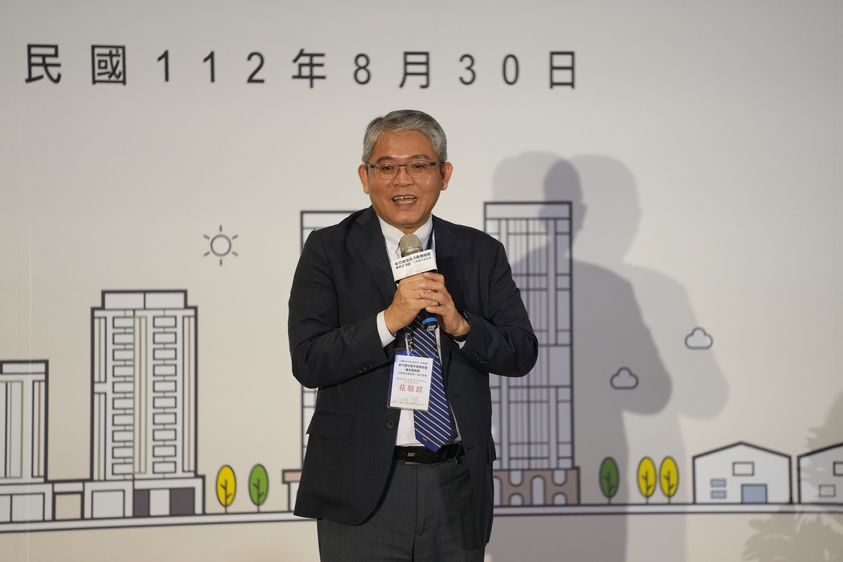 內政部政務次長兼國家住都中心代理董事長花敬群今(30)日出席「新竹建功高中南側地區．權利變換區」公辦都更簽約典禮。 圖：內政部提供