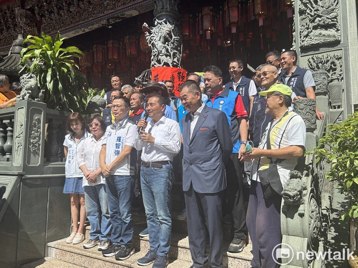 侯友宜下午前往台北市大安區火聖廟參拜，並與里長茶敘座談，前台北市議長陳錦祥（前排右１）全程陪同。 圖：林昀真／攝