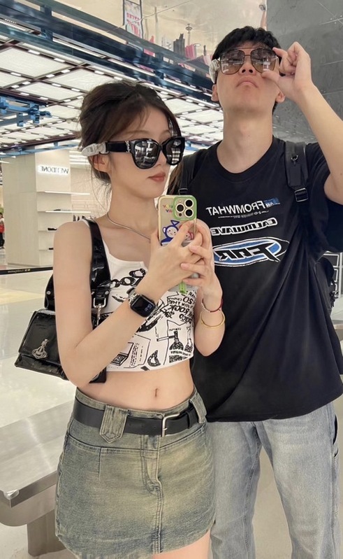 網友們找出了這個女孩的生活照，可以看到女學生用的是 14promax 香檳金，一萬多塊。手錶也是幾千塊的蘋果手錶。手腕上還有金鐲子，包是西太后的，眼鏡是YSL的。 翻攝自 X (前推特)