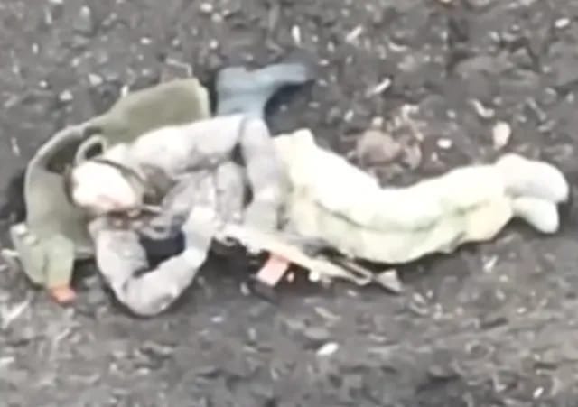 遭無人機攻擊後的俄軍受傷嚴重，選擇用步槍自殺解脫痛苦。 圖：翻攝自騰訊網