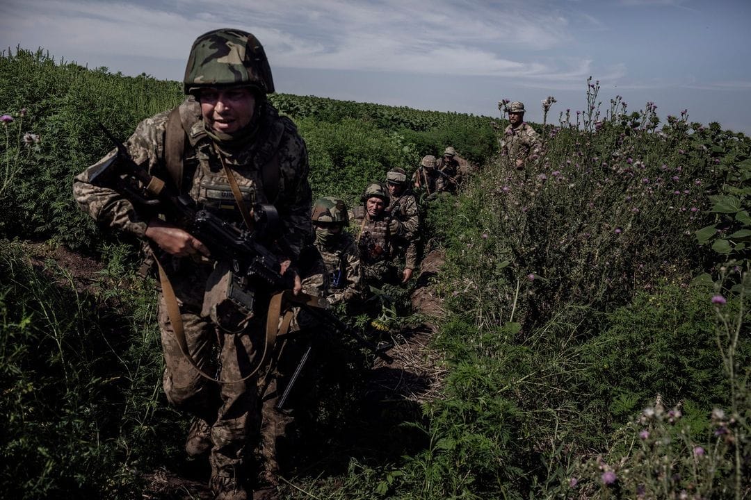 一列烏軍士兵正在前線準備攻擊。 圖：澤連斯基X@ZelenskyyUa