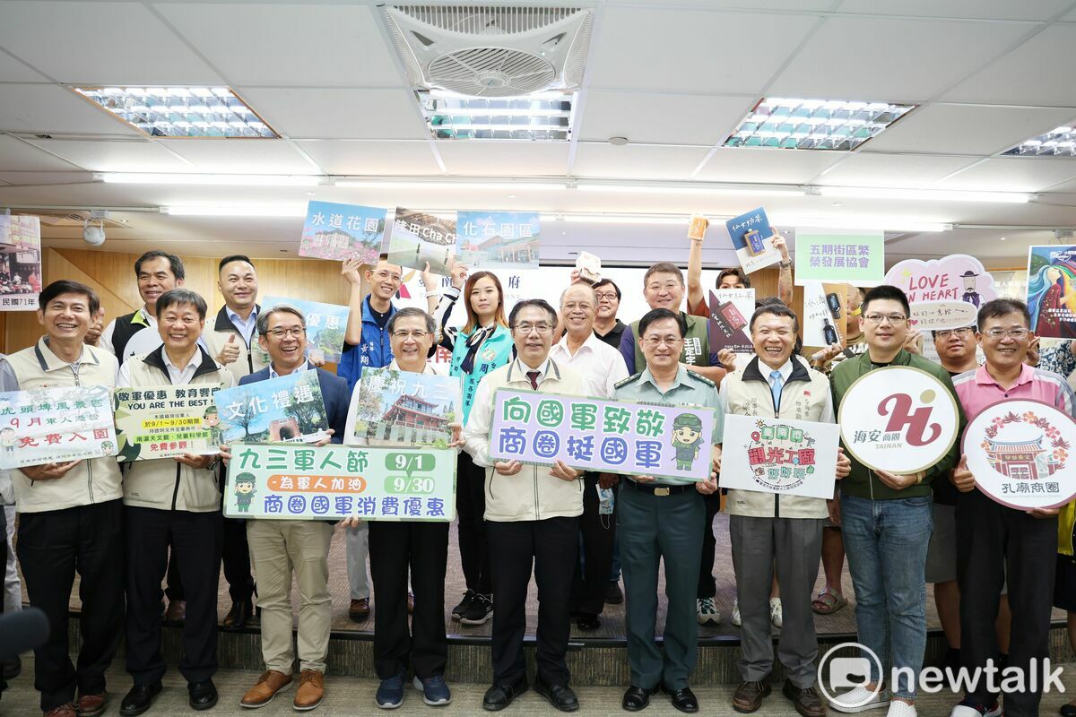 台南市政府結合民間推出多樣敬軍優惠，現役軍人憑「軍人身分證」，即可在台南市超過20處場館、古蹟、風景區及觀光工廠等享專屬優惠。到海安、孔廟及赤嵌等商圈指定店家購物還可享折扣。此外，整個9月現役軍人憑證即可免費搭乘大台南公車。要以實際行動表達對國軍奉獻付出的敬意。 圖：黃博郎／攝