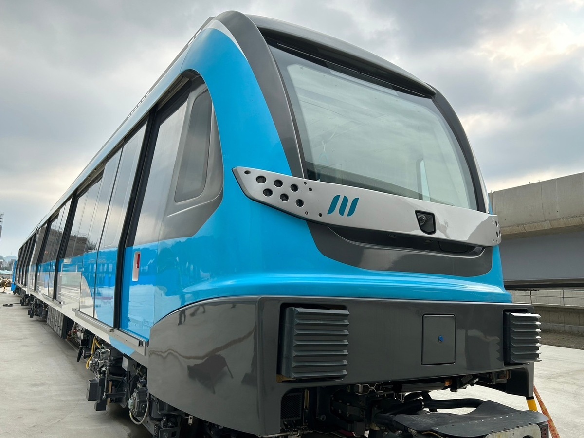 三鶯線首列車亮相，全線共29列列車，由義大利設計、日本製造，施工團隊力拼2025年完工通車。 圖：新北市捷運工程局／提供