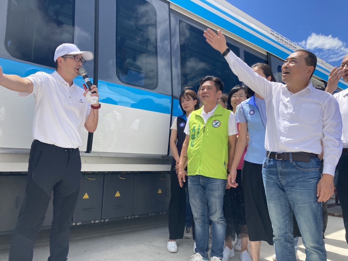侯友宜視察三鶯線首列車。 圖：新北市捷運工程局／提供