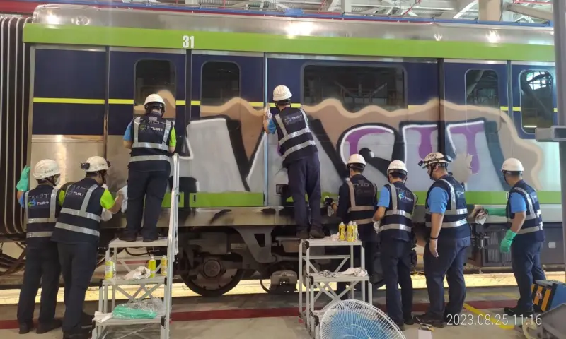 台中捷運、中捷高鐵台中站尾軌處，一列備用車遭人塗鴉，警掌握2涉案外籍男身分，並由地檢署發布通緝。 圖／中捷公司提供