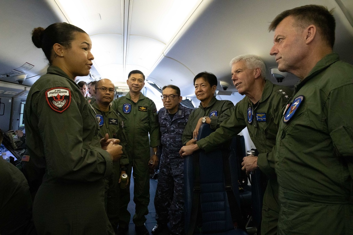 包括美國第七艦隊司令湯瑪斯（右二起）、日本海上自衛隊幕僚監部防衛部長齊藤聰，與澳洲、菲律賓等4國軍事領導人，搭乘P-8A偵察機飛越南海。 圖：翻攝自美國第七艦隊推特