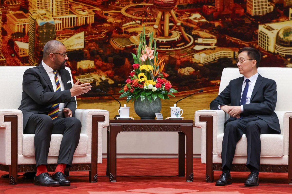 英國外交大臣柯維立（James Cleverly）(左)今(30)日在北京與中國國家副主席韓正（右）舉行雙邊會談。 圖：擷取自推特@JamesCleverly