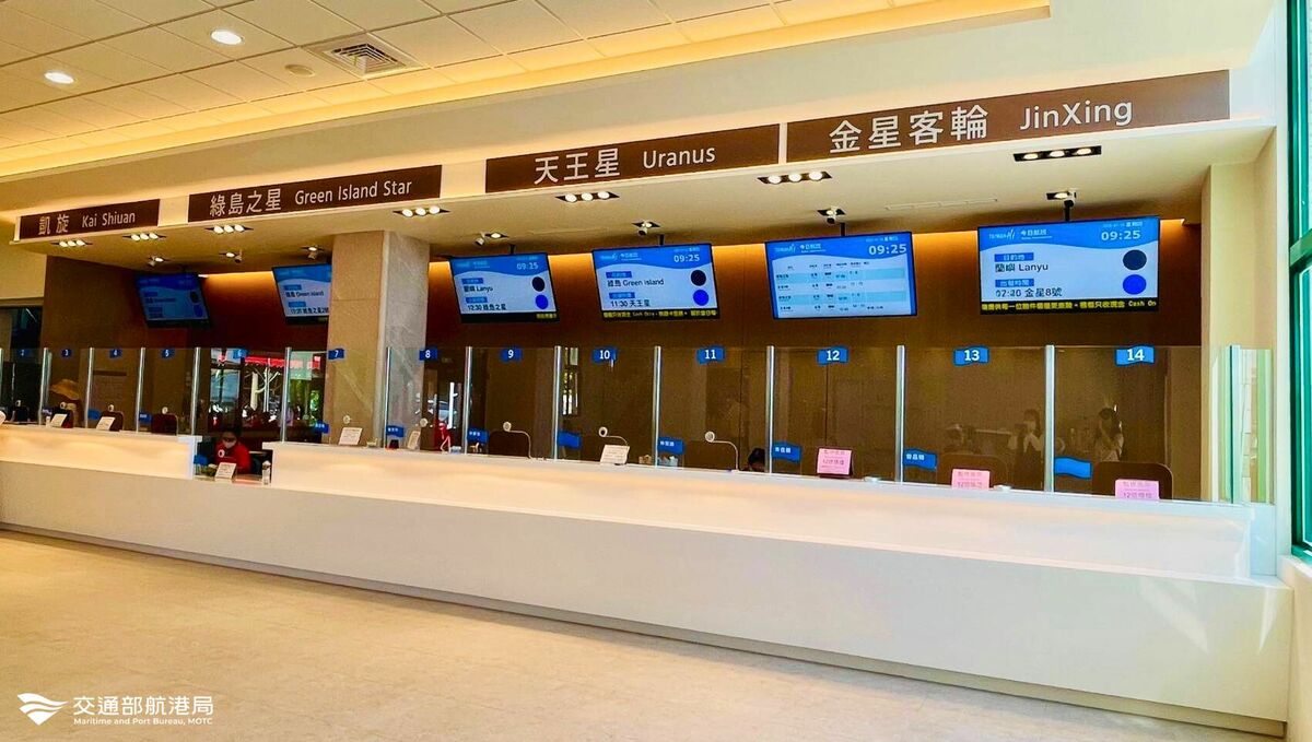 交通部航港局宣布，今日仍有14航線，共計127航次停航，呼籲民眾颱風期間不要前往離島旅遊。 圖：翻攝自交通部航港局臉書