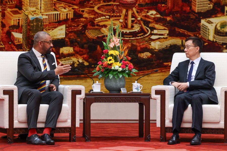 英國外相柯維立(James Cleverly)(左)訪問中國，與中國國家副主席韓正(右)舉行雙邊會談。 圖：翻攝「X」@JamesCleverly