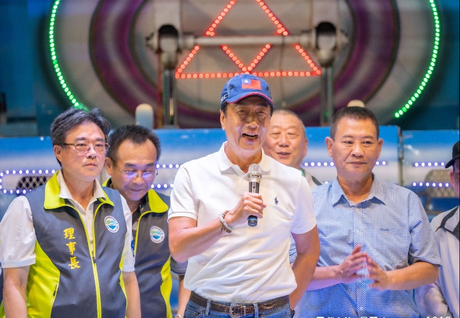郭台銘昨29日晚間參加台北市計程車工會的普渡餐會，與民眾黨總統參選人柯文哲同框，僅簡單寒暄、握手致意全程不到1分鐘。 image source：FB／郭台銘