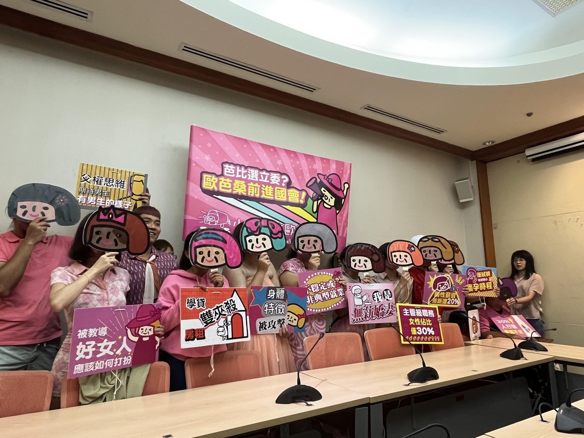 小民參政歐巴桑聯盟今（31）日召開記者會，預告將推出10位區域立委、3位不分區立委參選人。 翻攝自小民參政歐巴桑聯盟臉書
