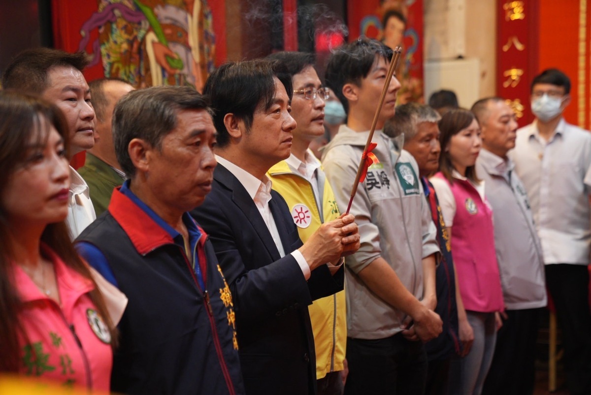 民進黨主席暨總統參選人賴清德前往新北市中和區碧河宮參拜。 圖：民進黨提供
