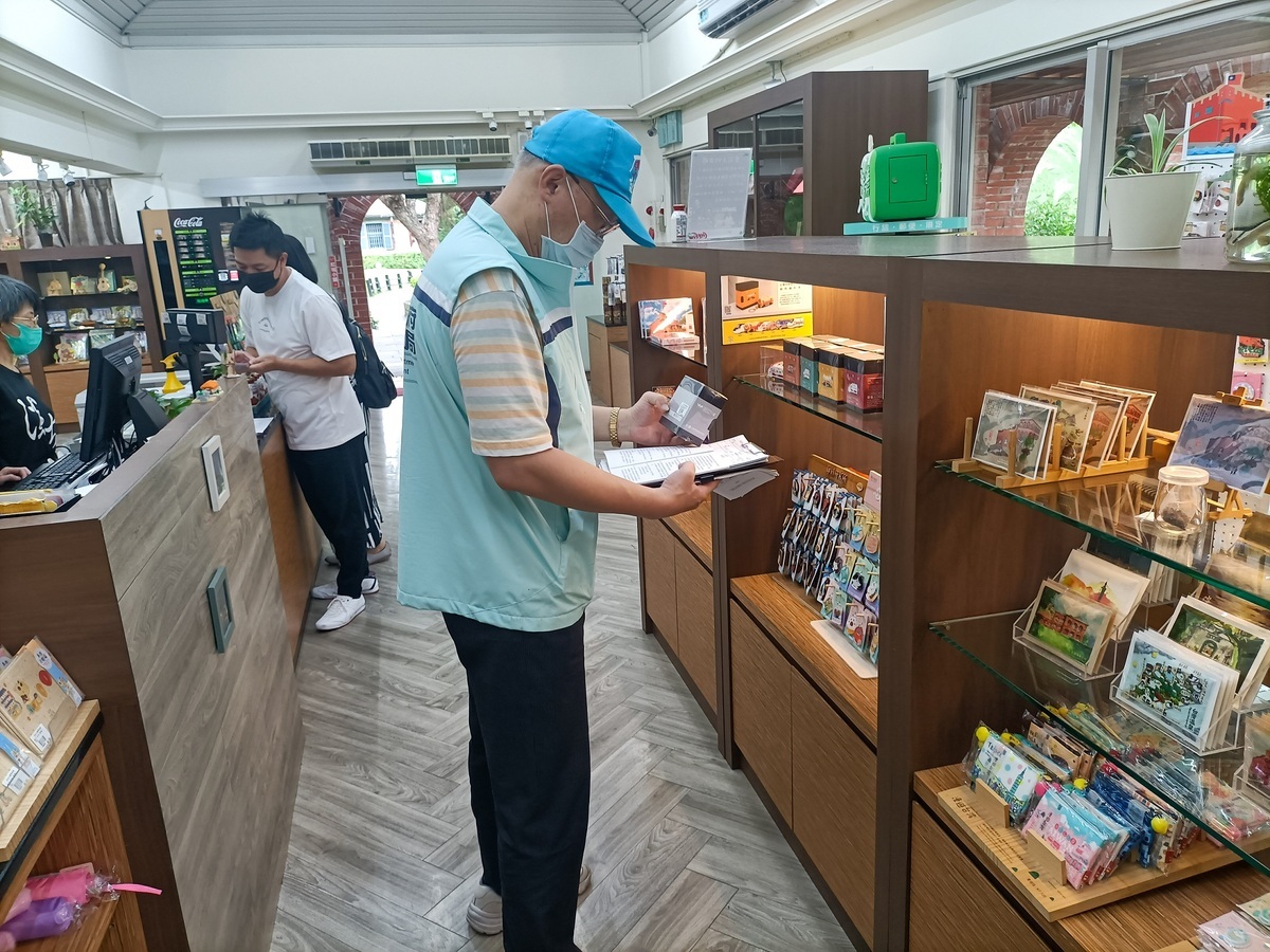 新北市經發局抽查開學季用品，包括書包、文具用品、便當袋、學生制服等，共抽查311件，不合格率達15.76% 圖：新北市經發局/提供