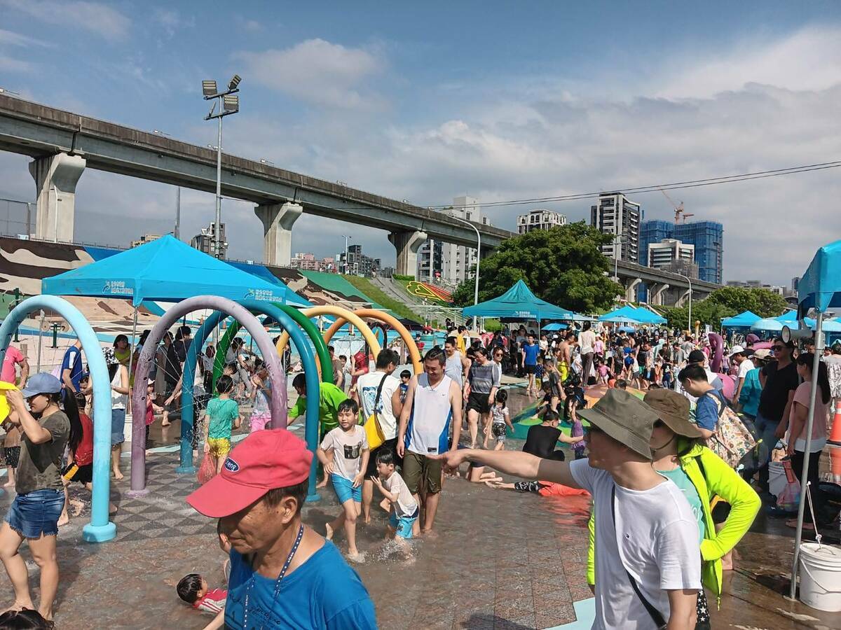 三重海世界水樂園開放以來已經吸引許多親子來戲水，假日人潮更是爆滿。 圖：新北市水利局