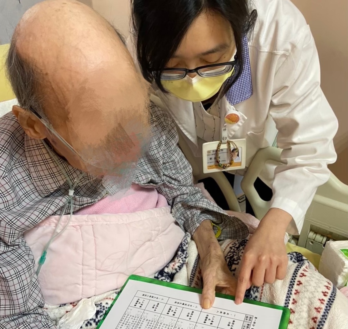 醫療團隊和爺爺確認他想要的醫療方式，依照其想法提供符合他的照護方式。 圖：圖：北榮桃園分院/提供