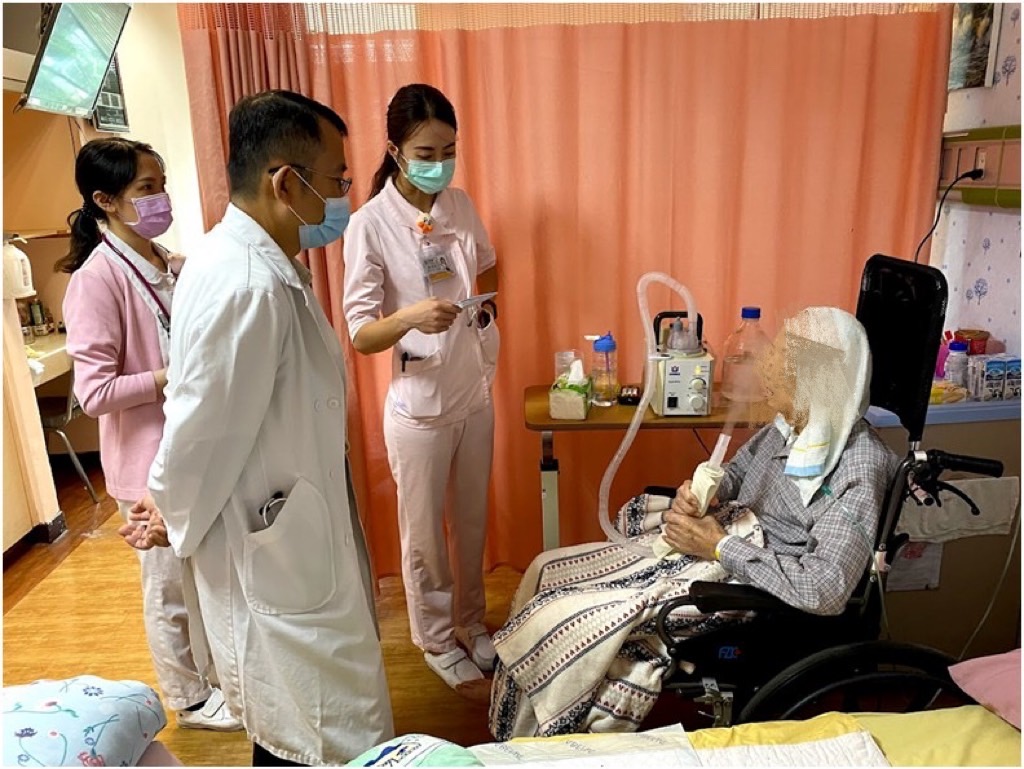 安寧醫療團隊到病房確認爺爺想要的醫療方式，依照其想法提供符合他的照護方式，讓爺爺在安寧病房尊嚴完滿善終。 圖：北榮桃園分院/提供