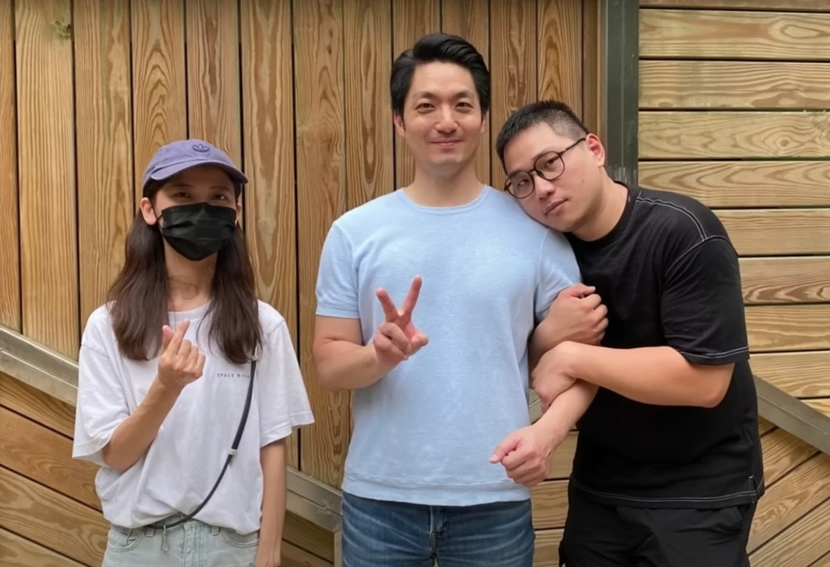 許伯因摟著台北市長蔣萬安合照而遭出征。 圖：翻攝自許伯＆簡芝YT頻道