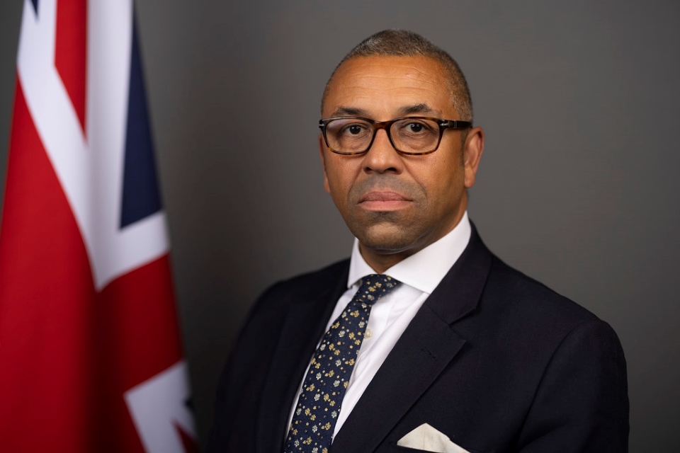 英國國會在外交大臣柯維立（James Cleverly）（圖）訪問中國前公布報告，首度在官方文件稱「台灣是獨立國家」。 圖：取自英國外交部官網（資料照）