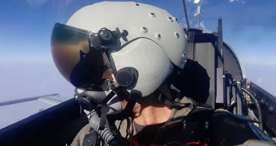 在中國與巴基斯坦合製梟龍戰機駕駛艙的巴基斯坦飛行員。 圖 : 翻攝自第一軍情