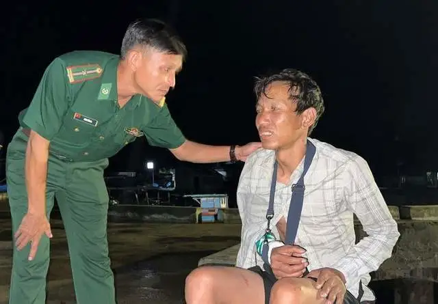 近期一艘越南漁船進入西沙群島水域時，遭到中國海警使用水砲強硬驅趕，有漁船人員因此手臂骨折。 圖：翻攝自成視資訊站