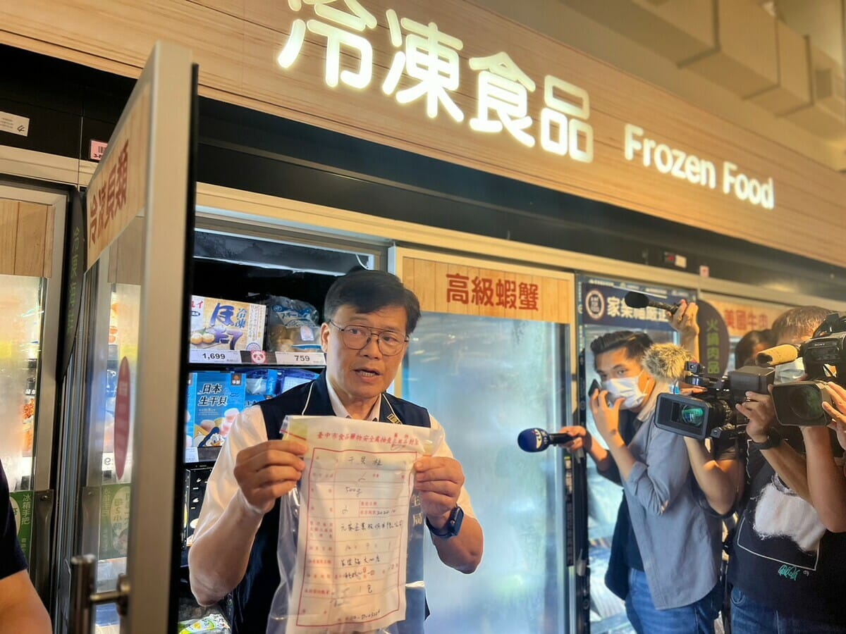 台中市政府衛生局長曾梓展率隊前往大賣場突擊稽查，現場抽驗水產品帶回實驗室檢測輻射值，全力為市民健康把關。 台中市政府/提供