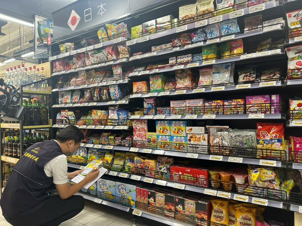 台中市政府衛生前往大賣場突擊稽查。 台中市政府/提供