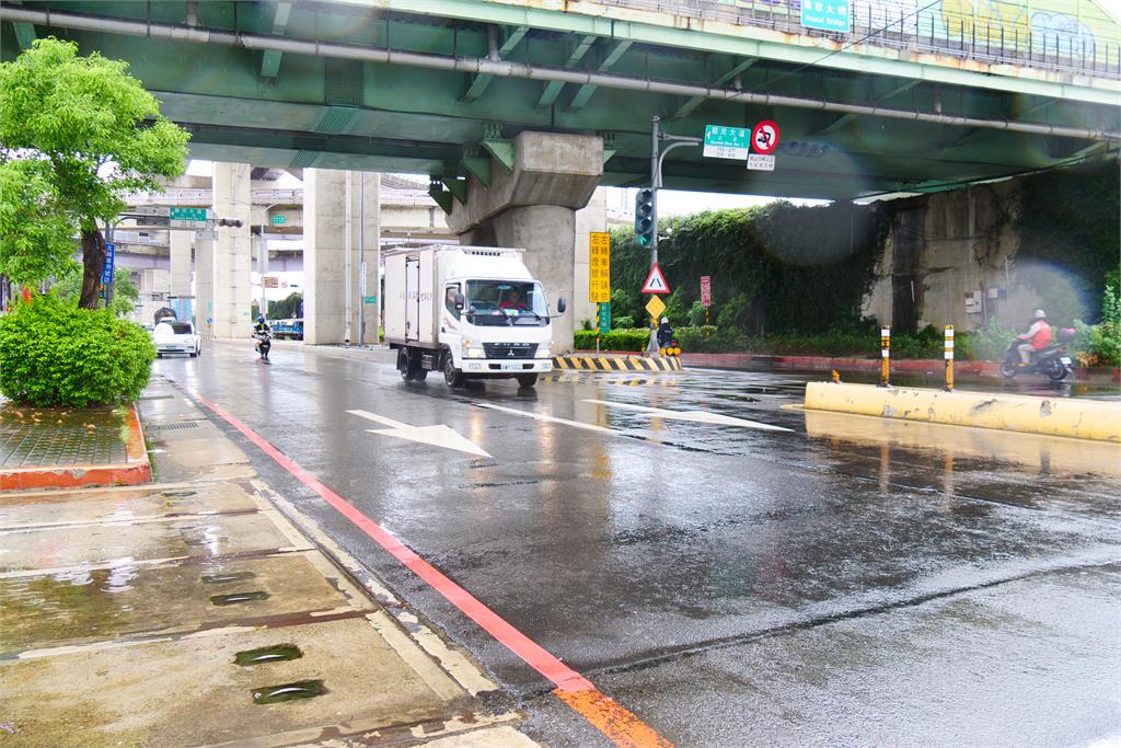新北市交通局表示，高灘地停車場今(1)日19時起車輛只出不進，水門周邊部分道路紅黃線同步開放停車。 圖：新北市交通局／提供