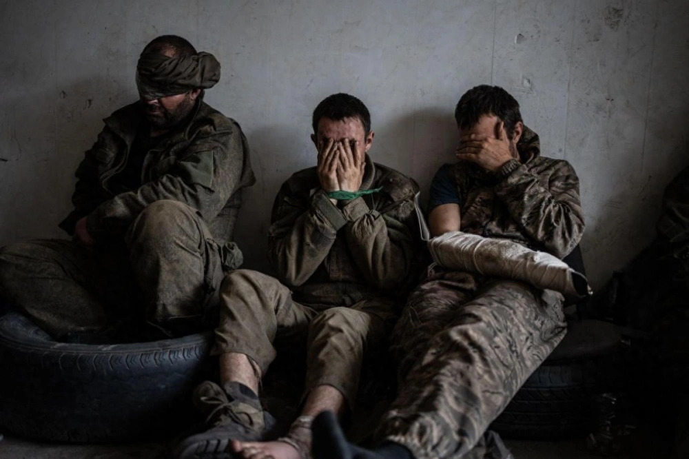 俄烏戰爭期間，虐殺戰俘的事件時有所聞。圖為俄軍戰俘。 圖：翻攝自騰訊網