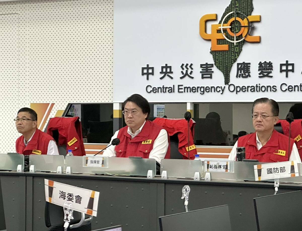 內政部長林右昌今（1）日至消防署召開海葵颱風前置情資研判會議。 圖：內政部提供