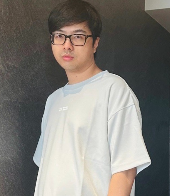 丁特偷看妲妲直播被本人抓包。 圖：翻攝自薛弘偉IG
