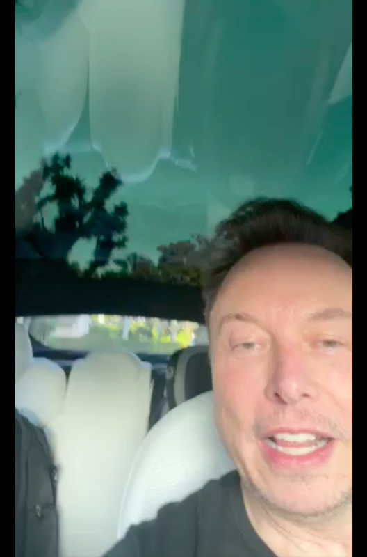 馬斯克在直播中還將鏡頭轉向自己。 圖：取自馬斯克的X