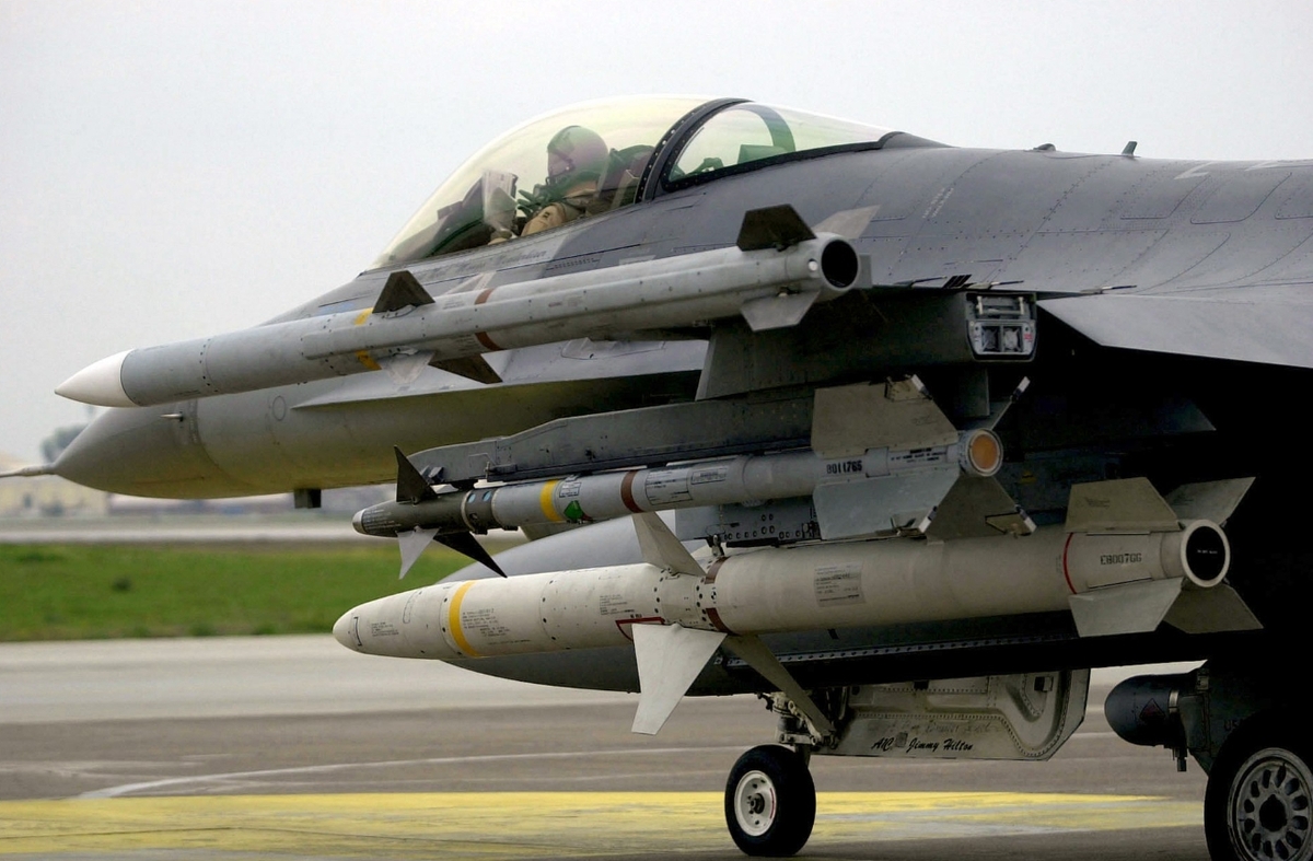 F-16C戰機掛載 AIM 響尾蛇飛彈。(示意圖) 圖 : 翻攝自維基百科