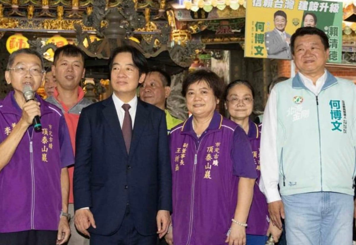 民進黨主席暨總統參選人賴清德1日赴泰山頂泰山巖參拜，副董事長、民眾黨立委邱臣遠母親喊出「預祝賴清德當選總統」。 圖：翻攝張志豪臉書